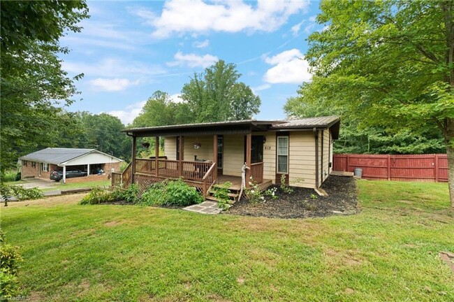 Building Photo - Charming 2-Bedroom Home in Quiet Small Tow...