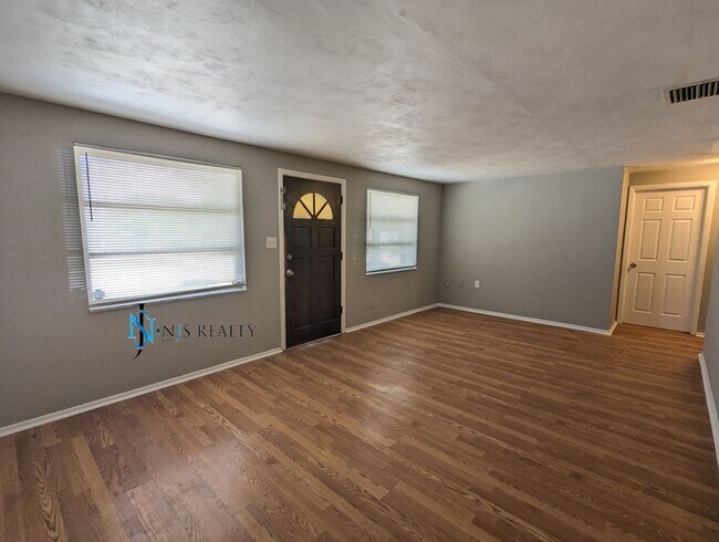 Building Photo - Must See 3/2/1 over 1000sf with tile/laminate floors, fresh paint, fenced yard and large living r...