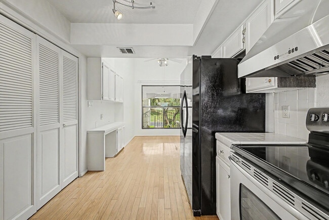 Building Photo - 5736 N 25th St