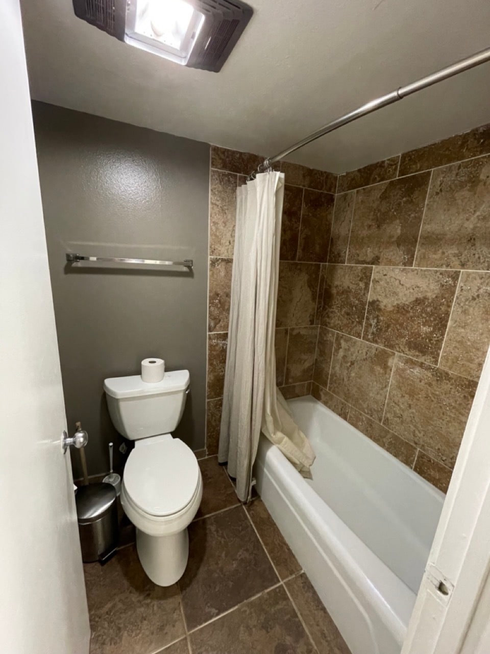 Building Photo - 450 W 7th St