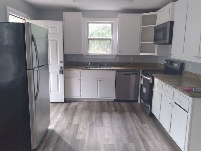 Building Photo - ROSEWOOD Beautiful 2 Bedroom 1 Bath