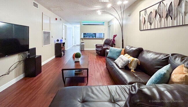 Building Photo - Beautiful 4/4 Condo in University Terrace