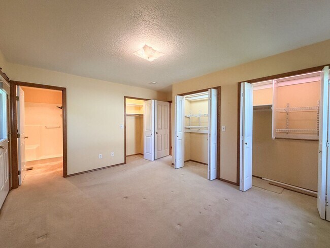 Building Photo - 364 SE Davis Ct
