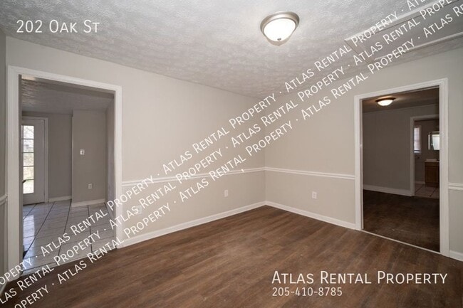 Building Photo - 202 Oak St