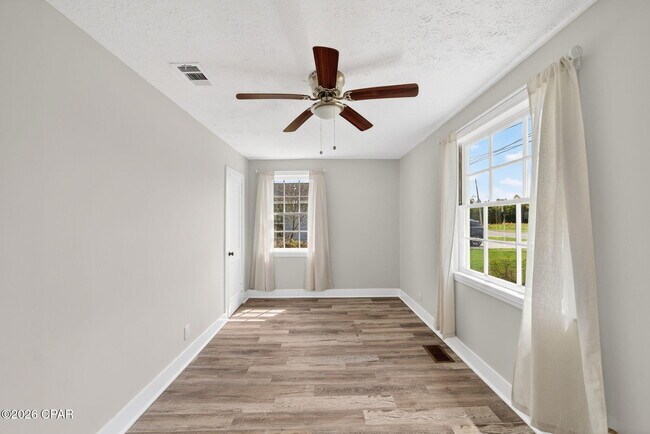 Building Photo - 1114 McKenzie Ave