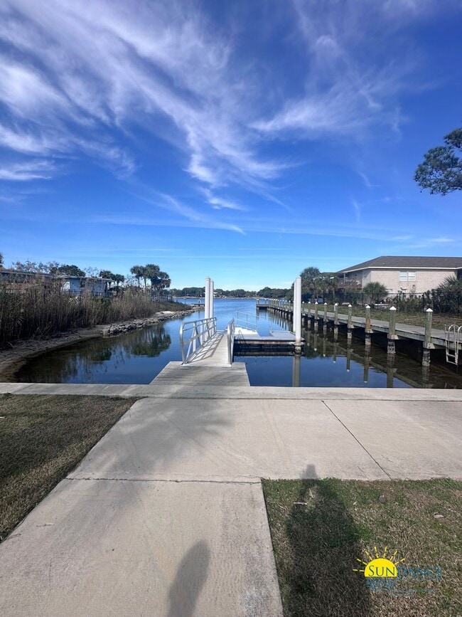 Building Photo - Charming Two-Story Townhome Near the Beach!