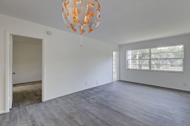 Building Photo - 5111 W Oakland Park Blvd