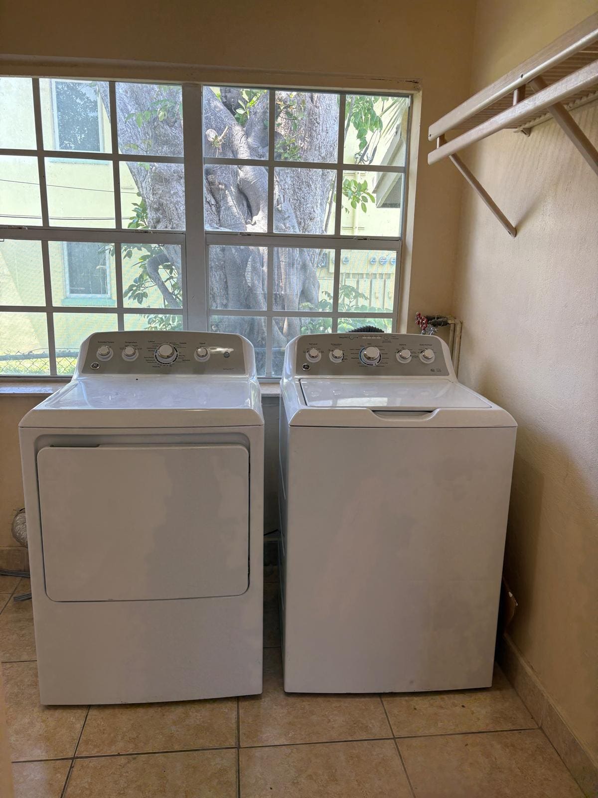 Building Photo - 2205 A E Isaacs Ave