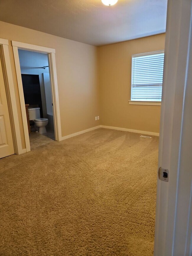 Building Photo - Beautiful 3 bedroom 2 bath home with a great location.