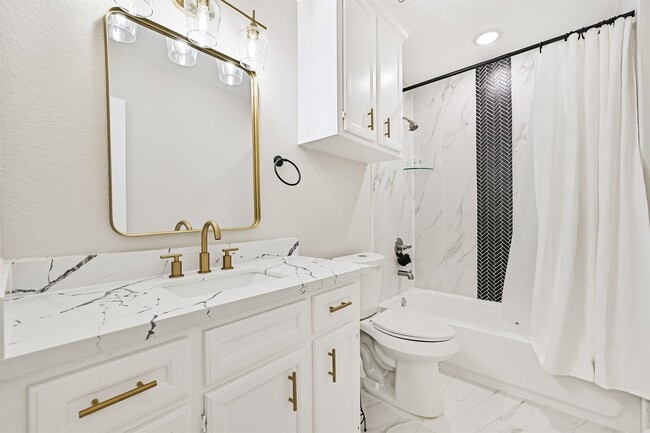 Building Photo - 611 Munger St