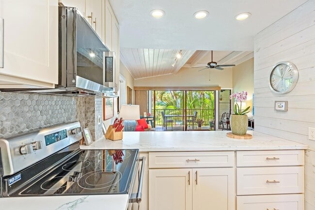 Building Photo - 3788 Lower Honoapiilani Rd