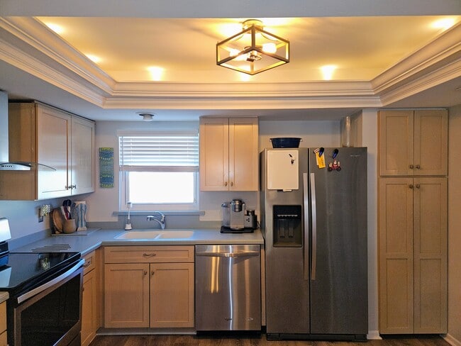 Building Photo - 255 Capri Cir N