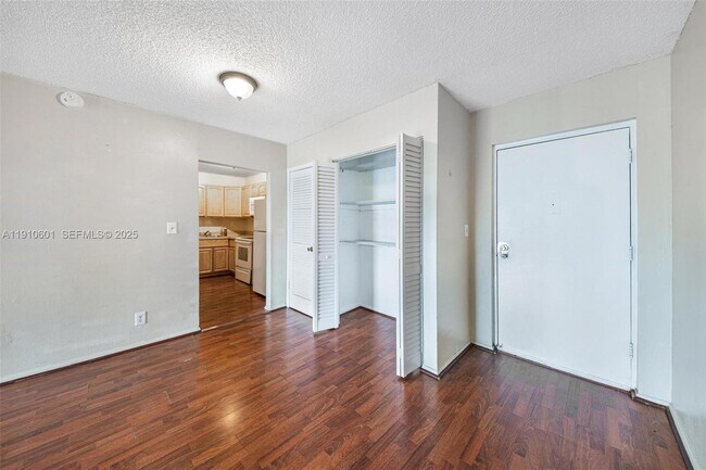 Building Photo - 405 S Pine Island Rd