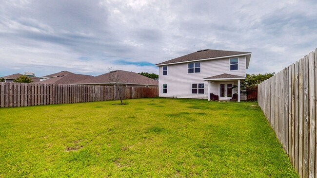 Building Photo - 5 Bedroom / 3 Bathroom Home  in Hammock Bay w/Fenced in Yard