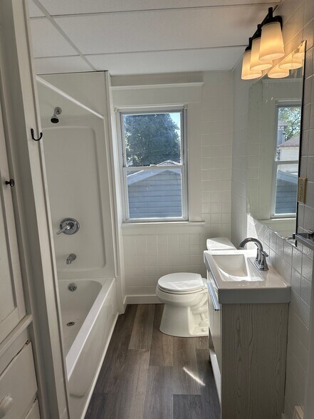 Bathroom - 511 Niagara Ave