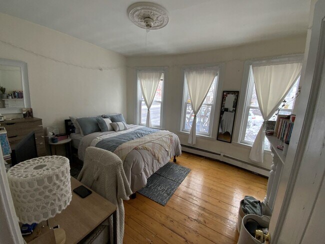 Building Photo - HOT MISSION HILL LISTING!!!!
