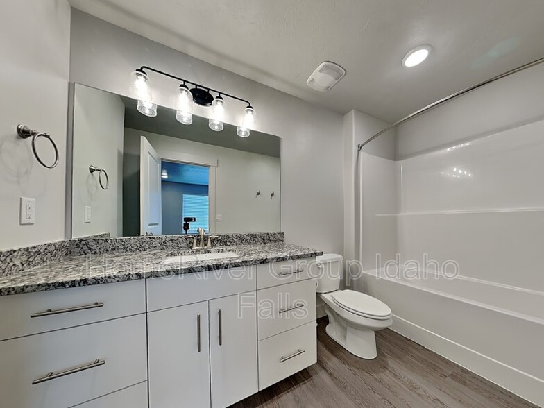 Building Photo - 651 S 2400 W