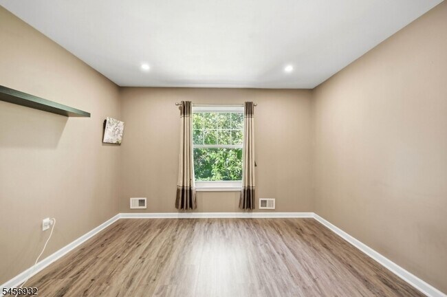 Building Photo - 81 Village Cir