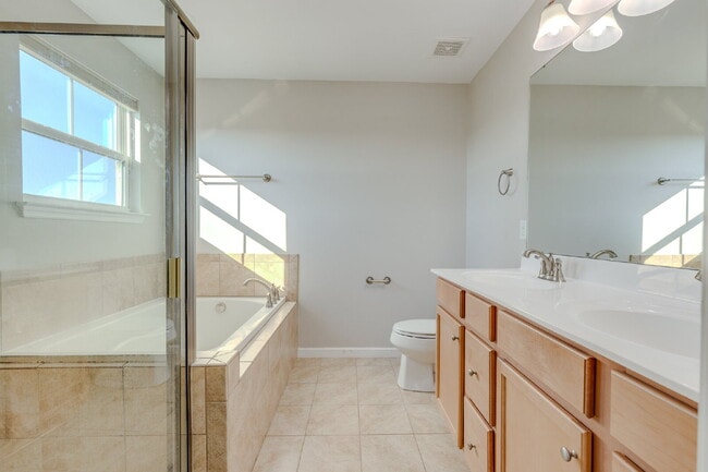 Building Photo - 2704 Orleans Dr