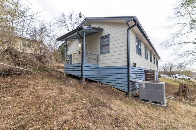 Building Photo - 219 Highland Ave