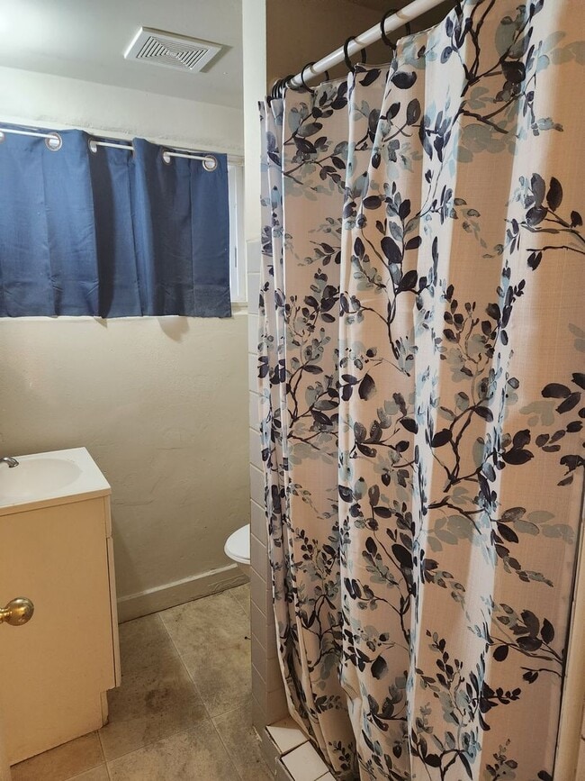 Building Photo - Lower Level Apartment