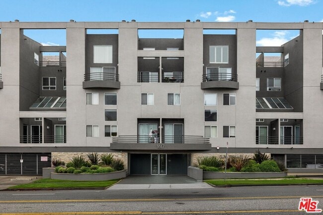 Building Photo - 1617 S Beverly Glen Blvd