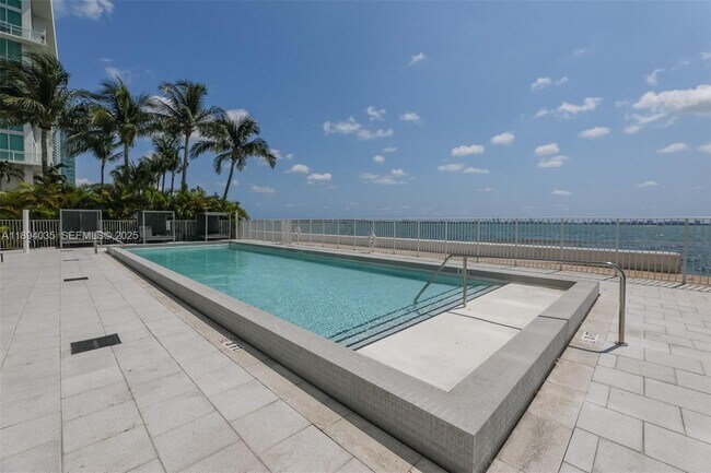 Building Photo - 700 NE 25th St