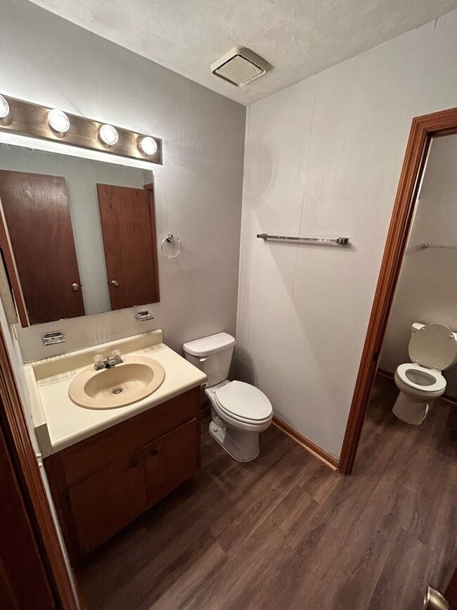 Building Photo - Gorgeous 2 Bedroom 1 1/2 Bathroom Duplex Located Off of North Monroe. Fresh Paint and New Flooring!