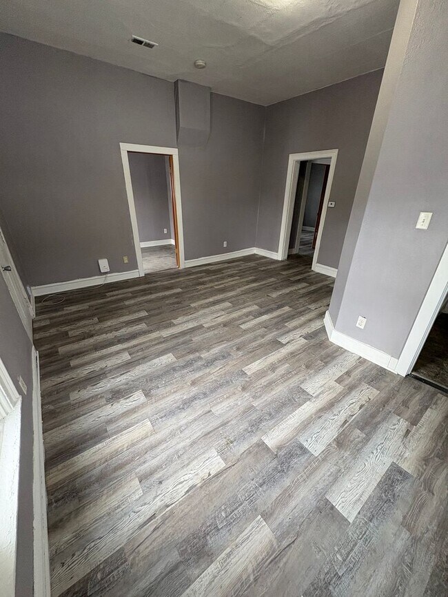 Building Photo - Recently update 2 bed 1 bath home