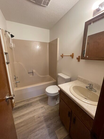 Building Photo - 27 E Raccoon Rdg