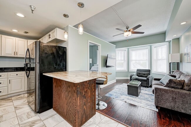 Building Photo - FULLY FURNISHED - Move in ready 1 bed & 1 ...