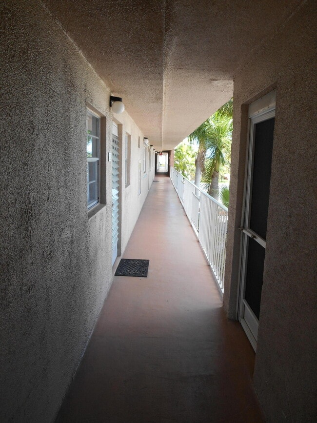 Building Photo - 2615 NE 1st Ct