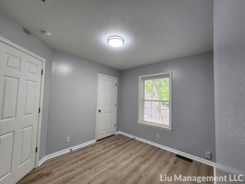 Building Photo - 1042 N Traub Ave