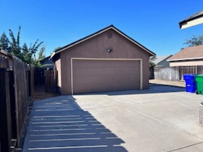 Building Photo - 713 Vista Del Rey Dr