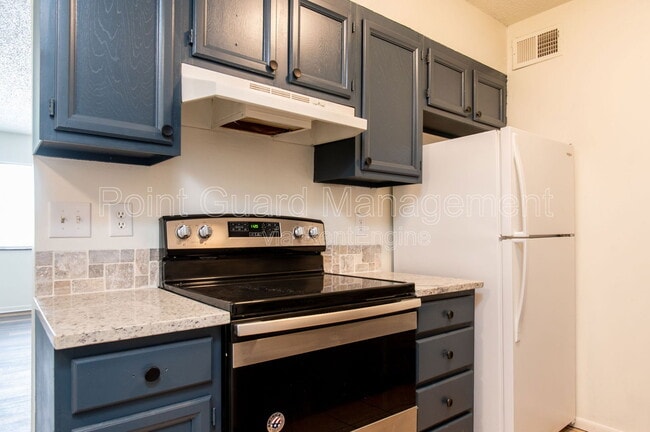 Building Photo - 1800 E 1st St N