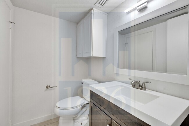 Building Photo - 907 E Oltorf St