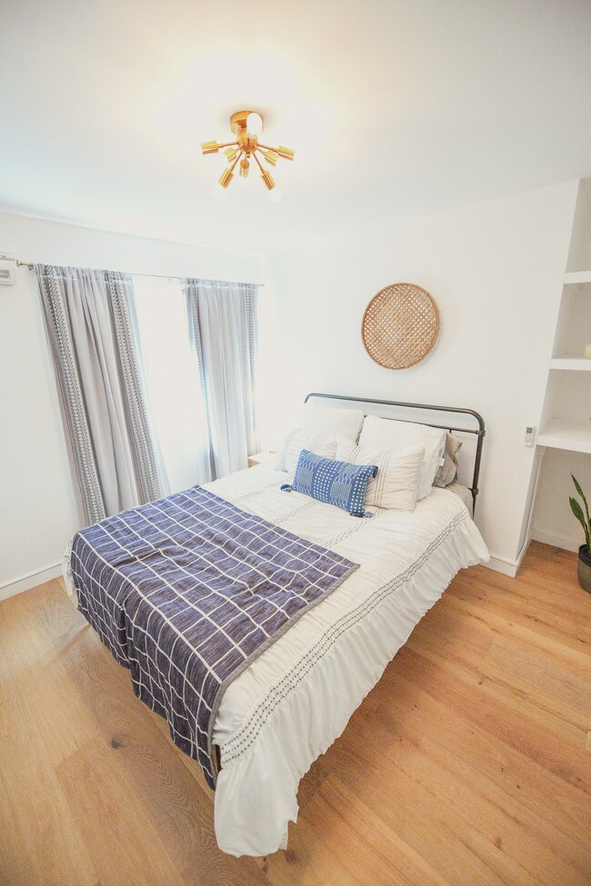 bedroom king bed - 5534 Alcove Ave