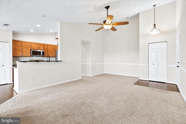 Building Photo - 5640 Wade Ct