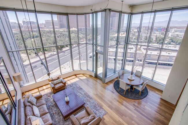 Building Photo - Absolutely stunning high rise loft at Metr...