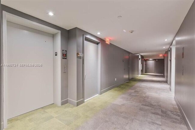 Building Photo - 1010 Brickell Ave