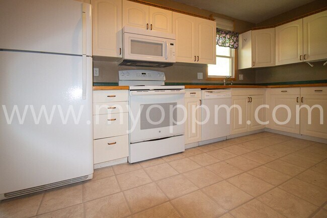 Building Photo - Great 3-Bedroom House on Westwood Lane