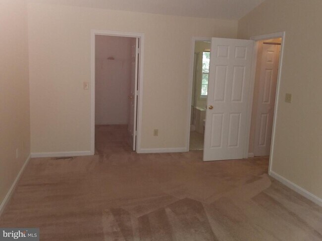 Building Photo - 16 Twin Lake Ct