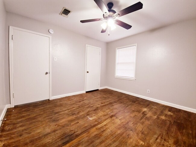 Building Photo - AUGUST PRE-LEASE - 3/2/2 In the Medical District