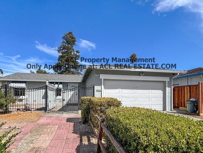 Building Photo - Stylishly Renovated Home with New Kitchen ...