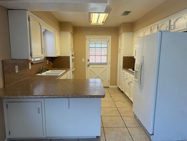 Building Photo - 1335 W Evergreen Ct