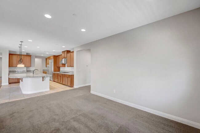 Building Photo - 4 bedroom home with 2 primary bedrooms! On...
