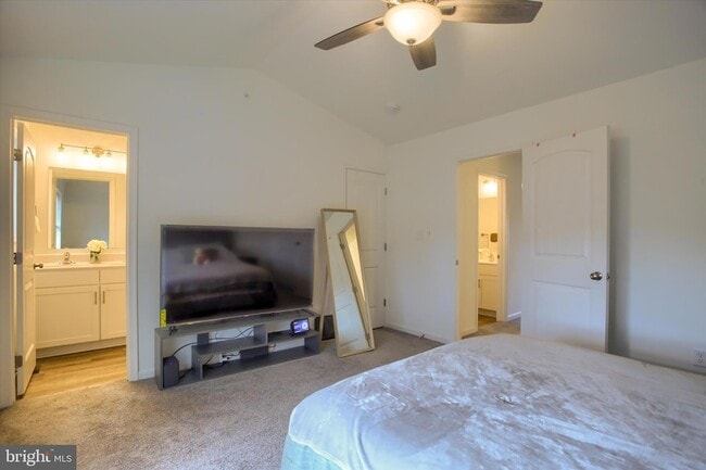 Building Photo - 30 Parkview Dr