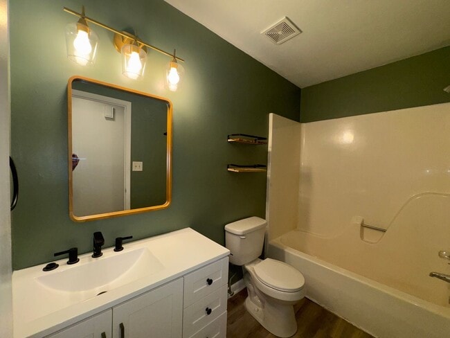 Building Photo - Minutes From Jax State and Jacksonville Ci...
