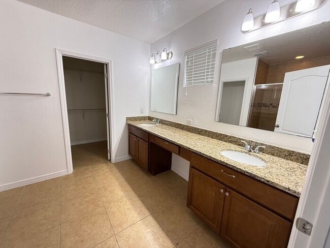 Building Photo - Spacious Groveland Home