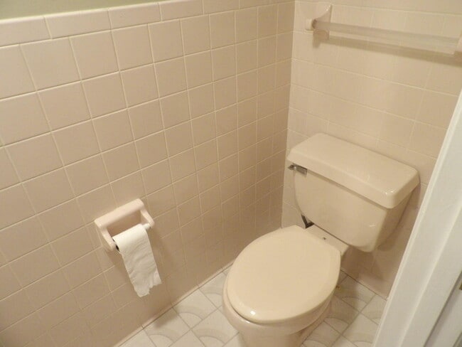 Building Photo - 244 Meadowview Dr